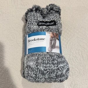 NWT Brookstone Black and White Cable Knit Slipper Socks